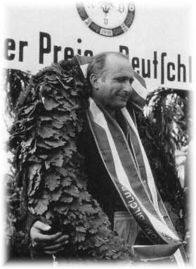Juan-Manuel Fangio aprs une victoire