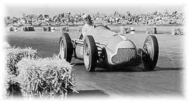 Juan-Manuel Fangio dans sa Mercedes